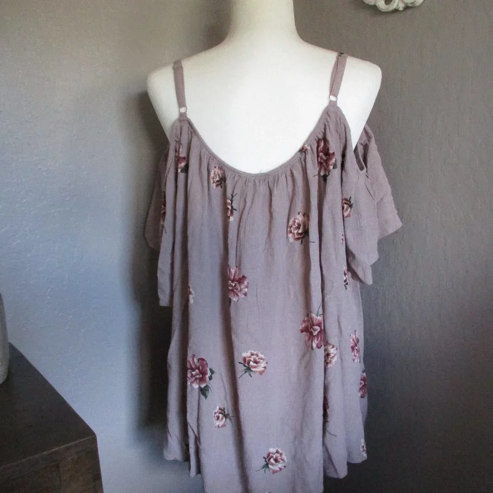 Mauve floral cold shoulder top NWOT - Picture 2 of 10